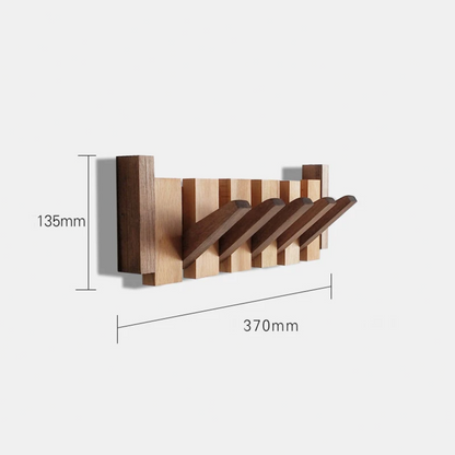 Handgemaakte houten kapstok in piano design met elegante, pianotoetsen uitstraling. Perfect voor stijlvolle jassenopslag.