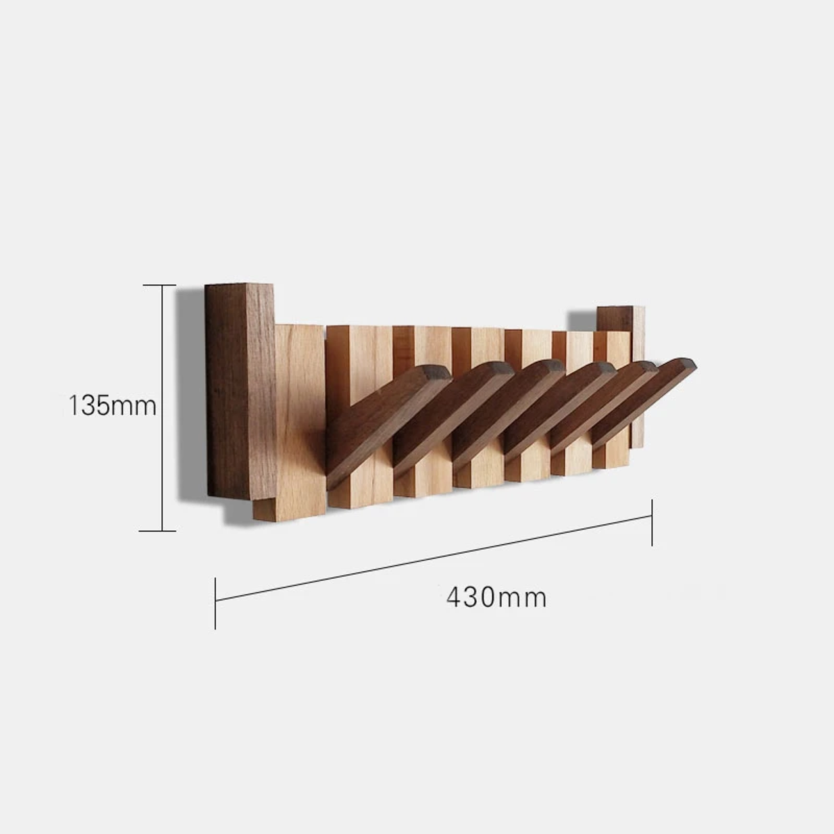 Handgemaakte houten kapstok in piano design met elegante, pianotoetsen uitstraling. Perfect voor stijlvolle jassenopslag.