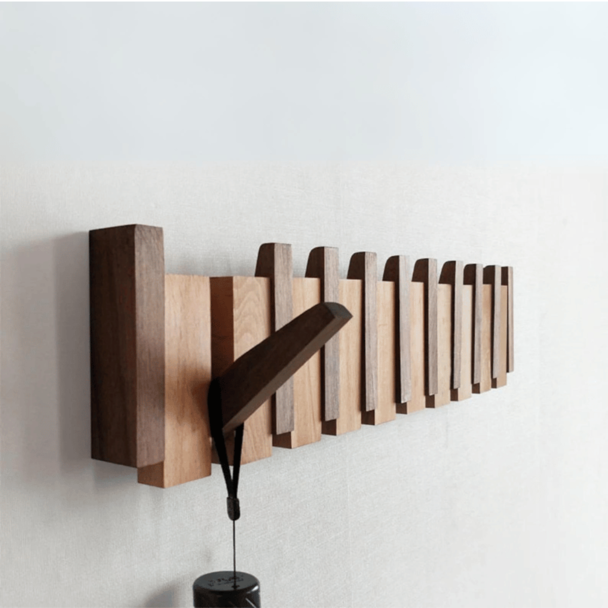 Handgemaakte houten kapstok in piano design met elegante, pianotoetsen uitstraling. Perfect voor stijlvolle jassenopslag.