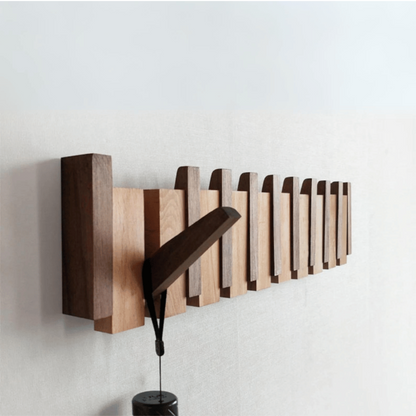 Handgemaakte houten kapstok in piano design met elegante, pianotoetsen uitstraling. Perfect voor stijlvolle jassenopslag.