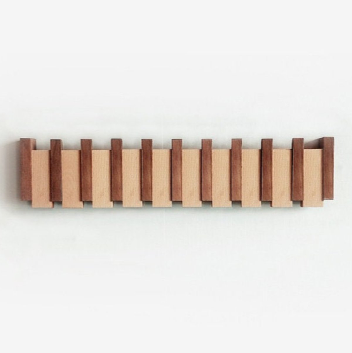 Handgemaakte houten kapstok in piano design met elegante, pianotoetsen uitstraling. Perfect voor stijlvolle jassenopslag.