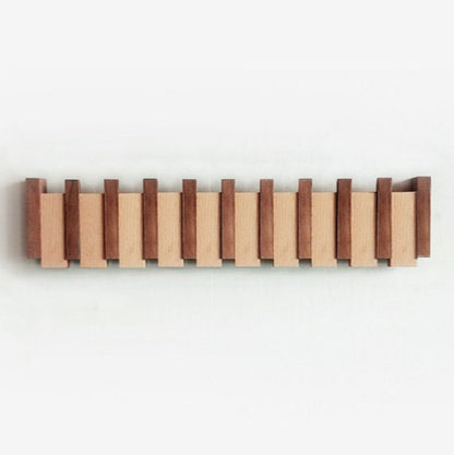 Handgemaakte houten kapstok in piano design met elegante, pianotoetsen uitstraling. Perfect voor stijlvolle jassenopslag.