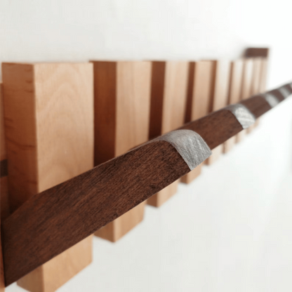 Handgemaakte houten kapstok in piano design met elegante, pianotoetsen uitstraling. Perfect voor stijlvolle jassenopslag.