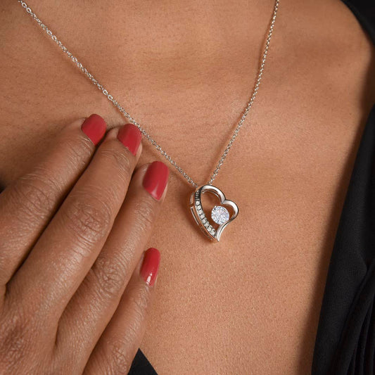 "Hartvormige ketting met sprankelende zirkonia, verstelbare lengte en elegant ontwerp voor dames, symbool van tijdloze liefde
