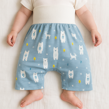 "Herbruikbare baby training pants, comfortabel en milieuvriendelijk, met schattige blauwe beertjes en roze hondjes patroon."
