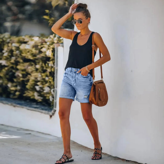 "Hoge taille denim shorts met stoer distressed design en opgerolde zoom, casual en stijlvol voor dameszomerkleding."
