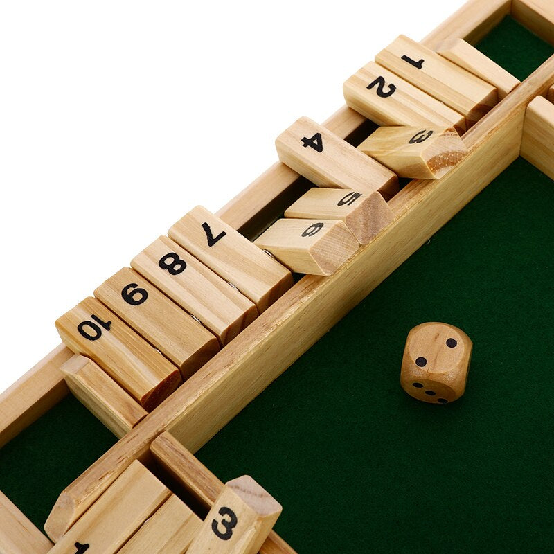 Houten educatief bordspel voor kinderen, met dobbelstenen en genummerde flappen. Ideaal familiespel voor leerplezier.