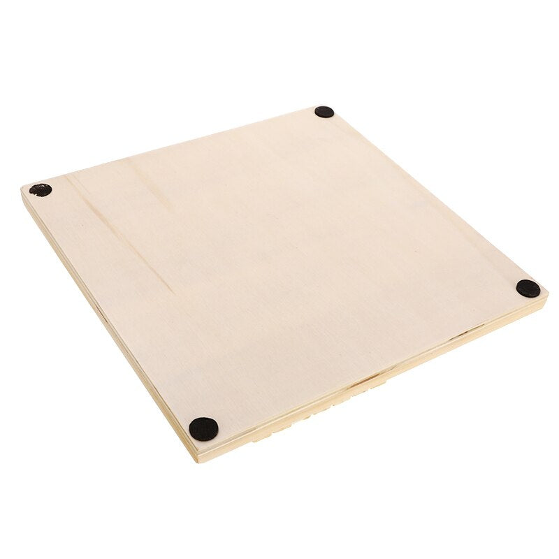 Houten educatief bordspel voor kinderen, met dobbelstenen en genummerde flappen. Ideaal familiespel voor leerplezier.
