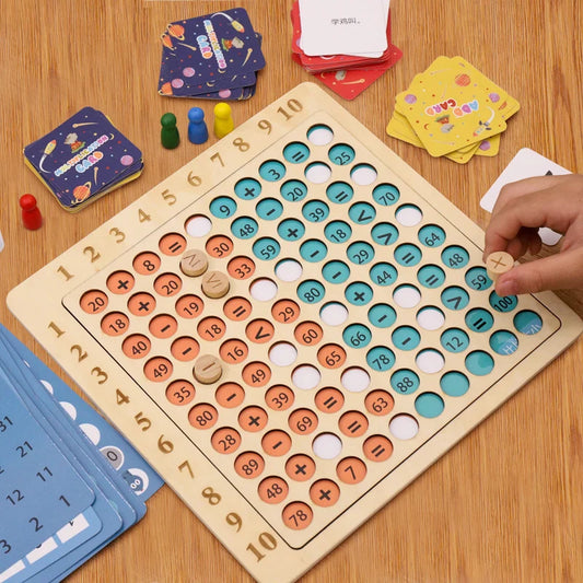 "Houten reken speelbord met cijfers, kleurrijke speelkaarten; educatief speelgoed voor kinderen, stimuleert leren en spelen."