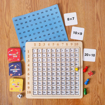 "Houten reken speelbord met cijfers, kleurrijke speelkaarten; educatief speelgoed voor kinderen, stimuleert leren en spelen."
