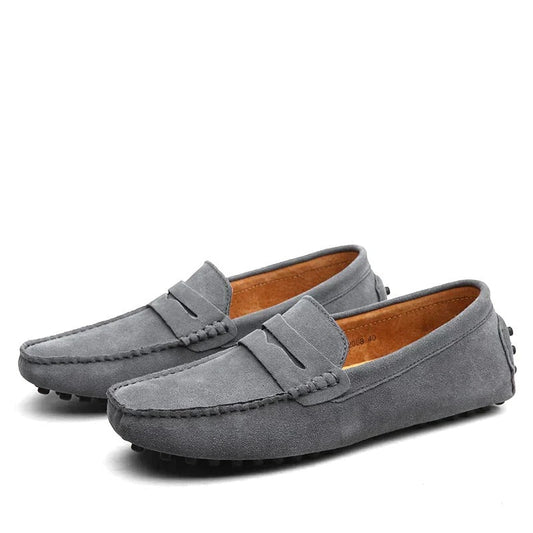 "Italiaanse stijl heren suède loafers, elegant ontwerp, bruine kleur, ideaal voor zowel casual als formele gelegenheden."