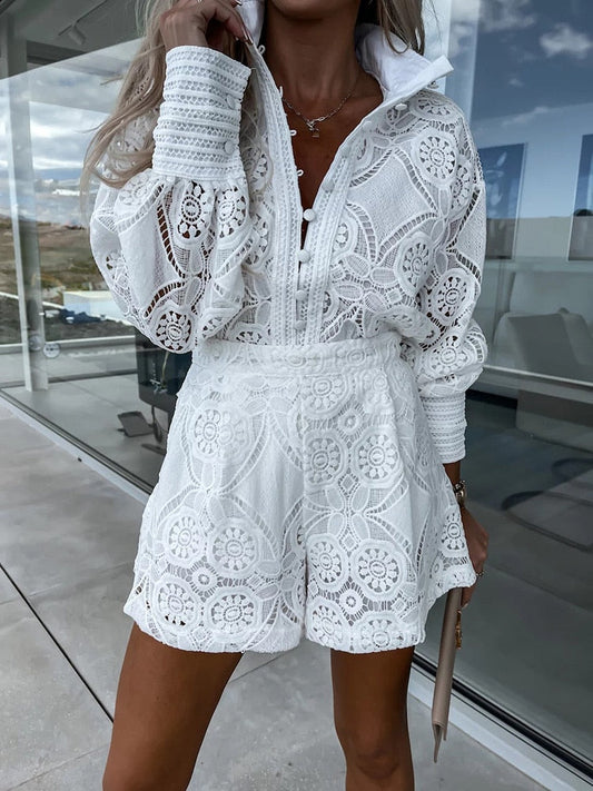 Kanten zomerset met blouse en high-waist short, Boho Chic stijl, vrouwelijk silhouet, ideaal voor casual en chique gelegenhed