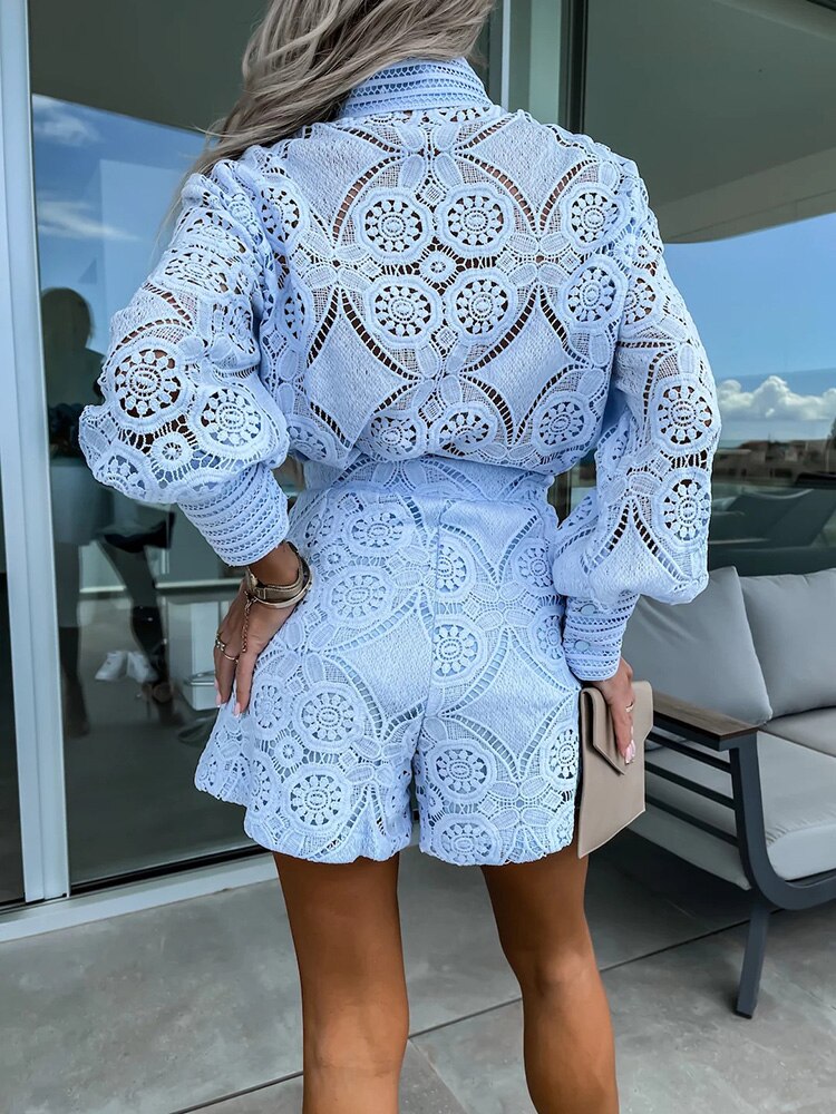Kanten zomerset met blouse en high-waist short, Boho Chic stijl, vrouwelijk silhouet, ideaal voor casual en chique gelegenhed