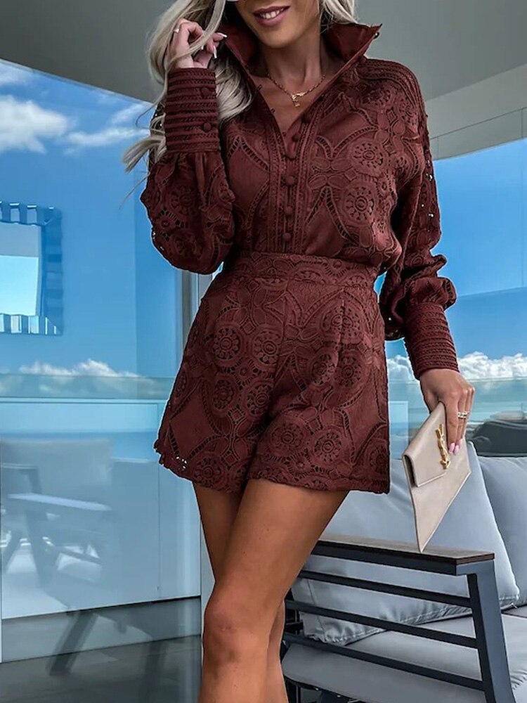 Kanten zomerset met blouse en high-waist short, Boho Chic stijl, vrouwelijk silhouet, ideaal voor casual en chique gelegenhed