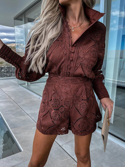 Kanten zomerset met blouse en high-waist short, Boho Chic stijl, vrouwelijk silhouet, ideaal voor casual en chique gelegenhed