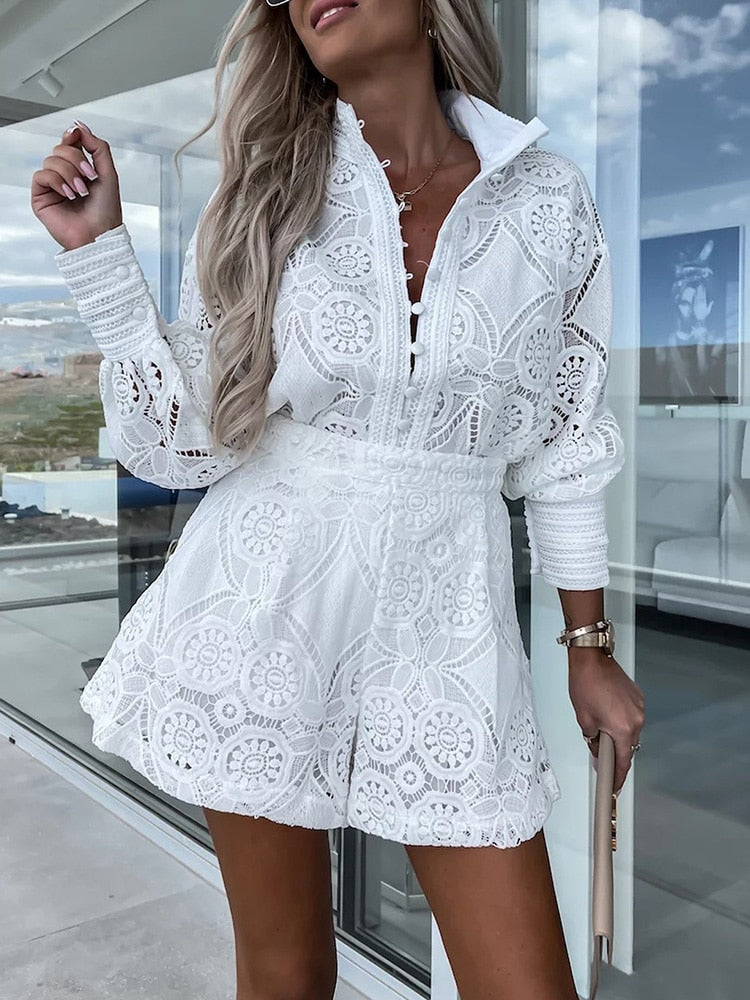 Kanten zomerset met blouse en high-waist short, Boho Chic stijl, vrouwelijk silhouet, ideaal voor casual en chique gelegenhed