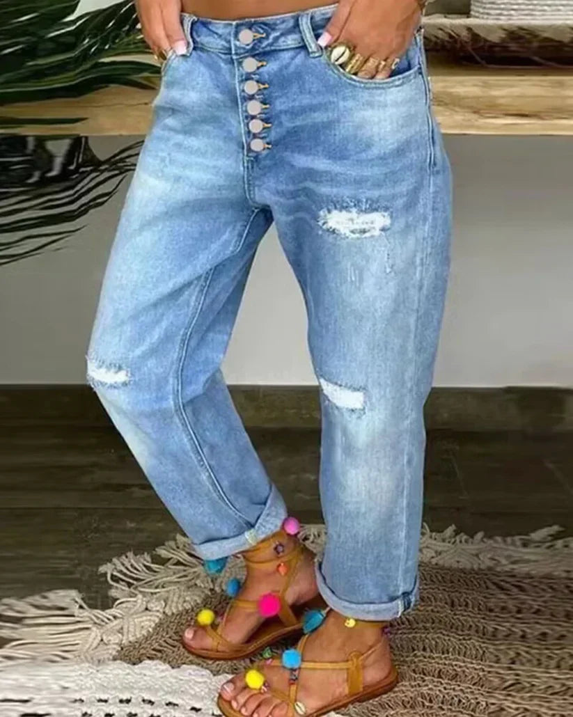 "Katinka Jeans: Relaxte pasvorm, lichte denim. Trendy look voor dameskleding, ideaal voor het voorjaar."