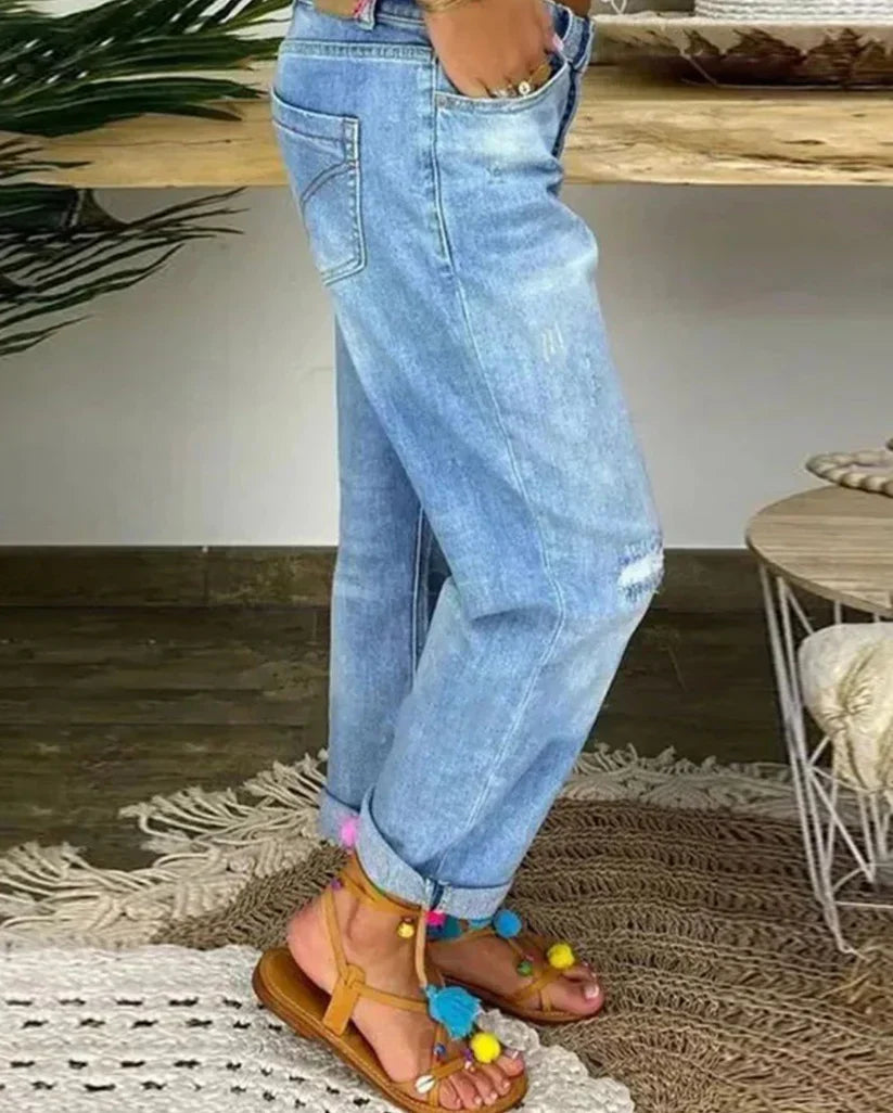 "Katinka Jeans: Relaxte pasvorm, lichte denim. Trendy look voor dameskleding, ideaal voor het voorjaar."