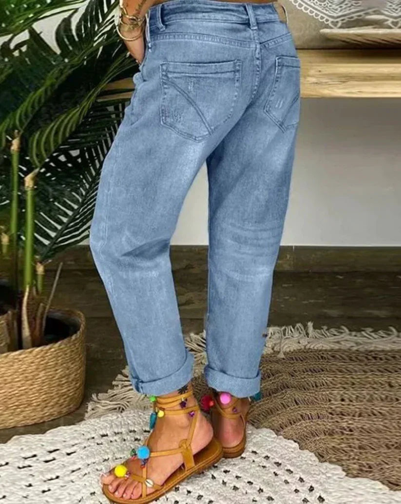"Katinka Jeans: Relaxte pasvorm, lichte denim. Trendy look voor dameskleding, ideaal voor het voorjaar."