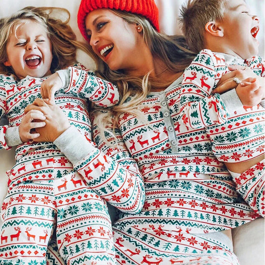 "Kerst pyjama's voor gezin in warme kleuren, comfortabel katoen, perfect voor feestelijke familiefoto's, alle maten."