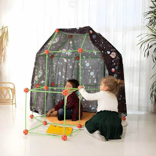 "Kinderen spelen creatief in kleurrijk, magisch speelfort; geschikt voor binnen en buiten, met optionele sets en accessoires.