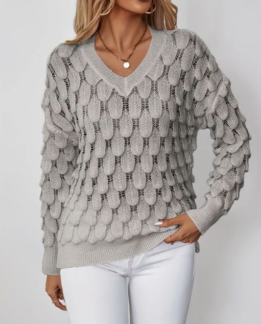 "Klassieke gebreide V-hals trui in grijs, elegant en comfortabel, perfect voor elke gelegenheid in koelere seizoenen."