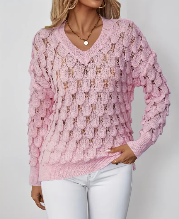 "Klassieke gebreide V-hals trui in grijs, elegant en comfortabel, perfect voor elke gelegenheid in koelere seizoenen."