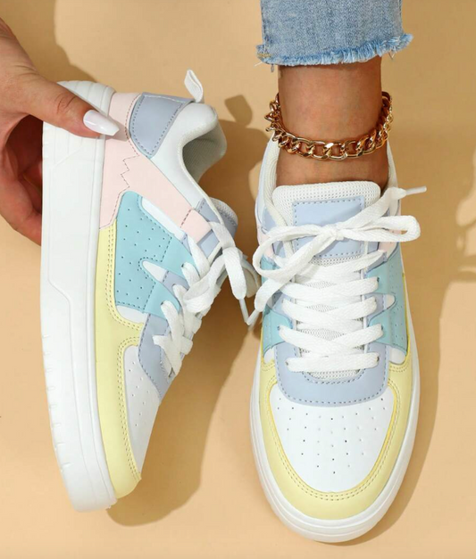 "Kleurrijke dames sneakers met wit, blauw, zwart en roze design, ademend materiaal en ergonomische pasvorm voor comfort."