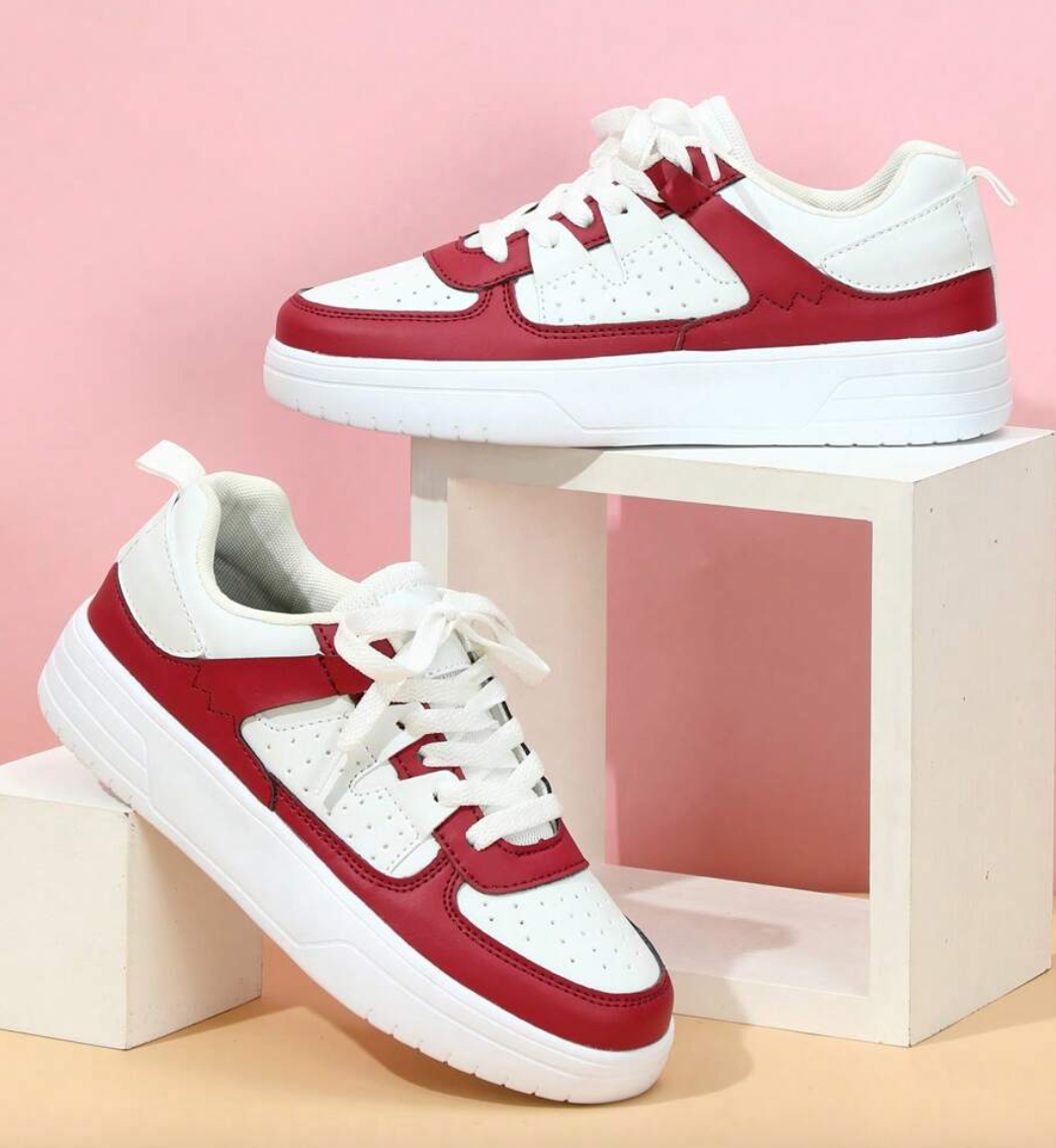 "Kleurrijke dames sneakers met wit, blauw, zwart en roze design, ademend materiaal en ergonomische pasvorm voor comfort."