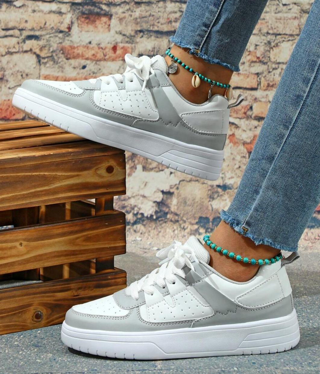"Kleurrijke dames sneakers met wit, blauw, zwart en roze design, ademend materiaal en ergonomische pasvorm voor comfort."