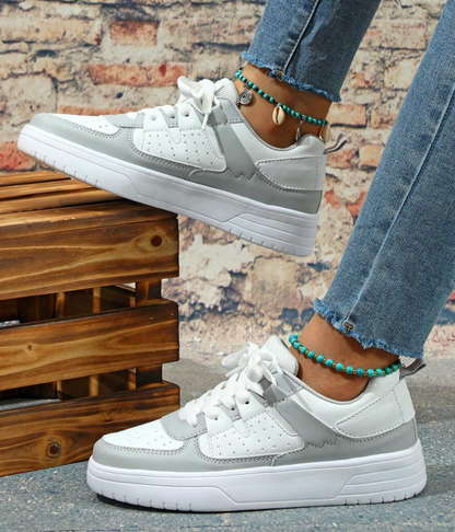 "Kleurrijke dames sneakers met wit, blauw, zwart en roze design, ademend materiaal en ergonomische pasvorm voor comfort."