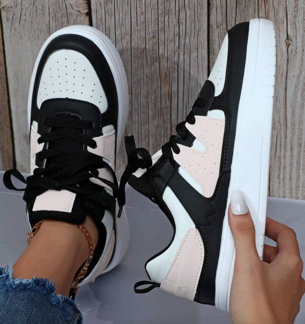 "Kleurrijke dames sneakers met wit, blauw, zwart en roze design, ademend materiaal en ergonomische pasvorm voor comfort."