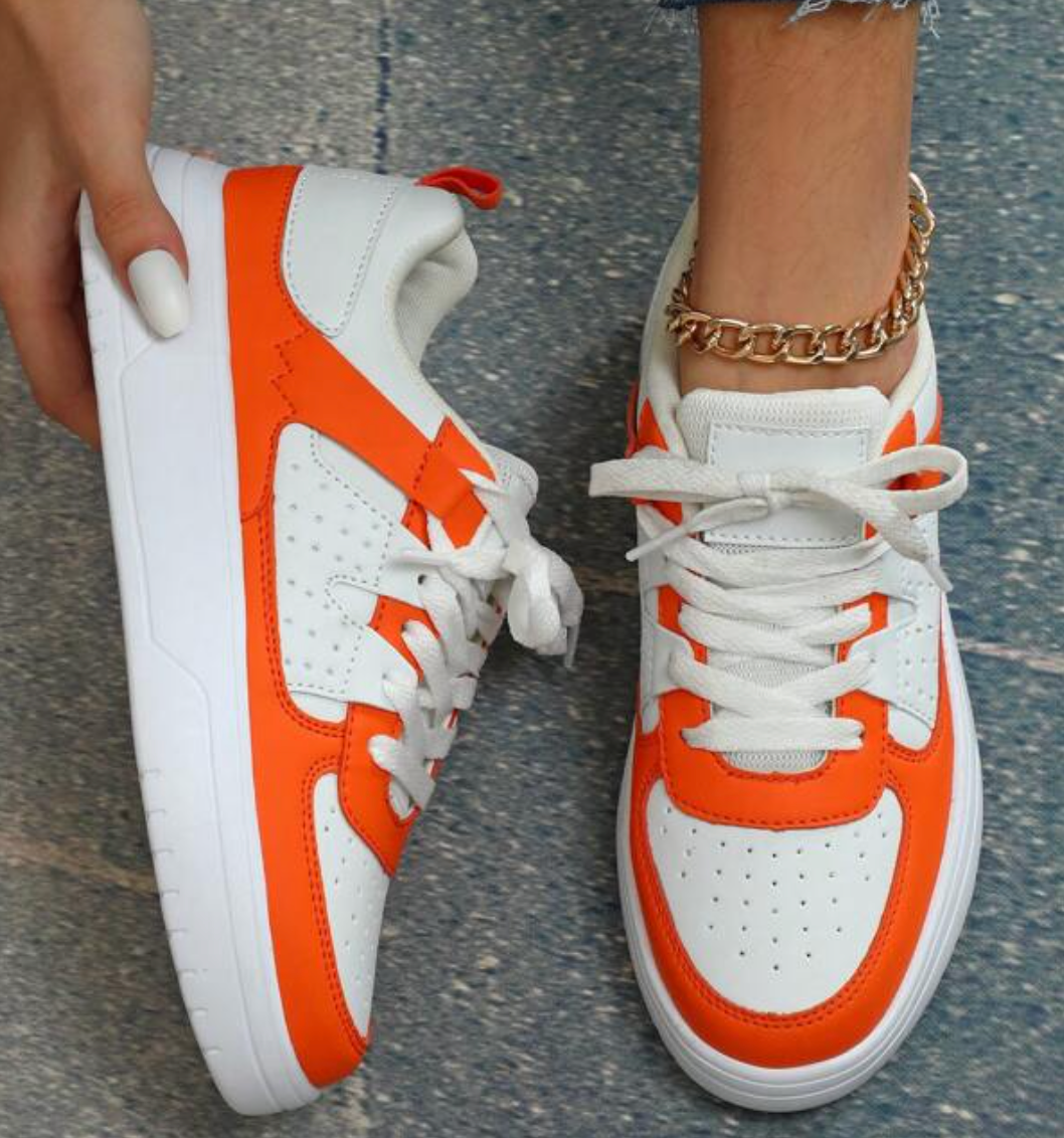 "Kleurrijke dames sneakers met wit, blauw, zwart en roze design, ademend materiaal en ergonomische pasvorm voor comfort."