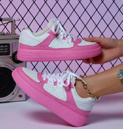 "Kleurrijke dames sneakers met wit, blauw, zwart en roze design, ademend materiaal en ergonomische pasvorm voor comfort."