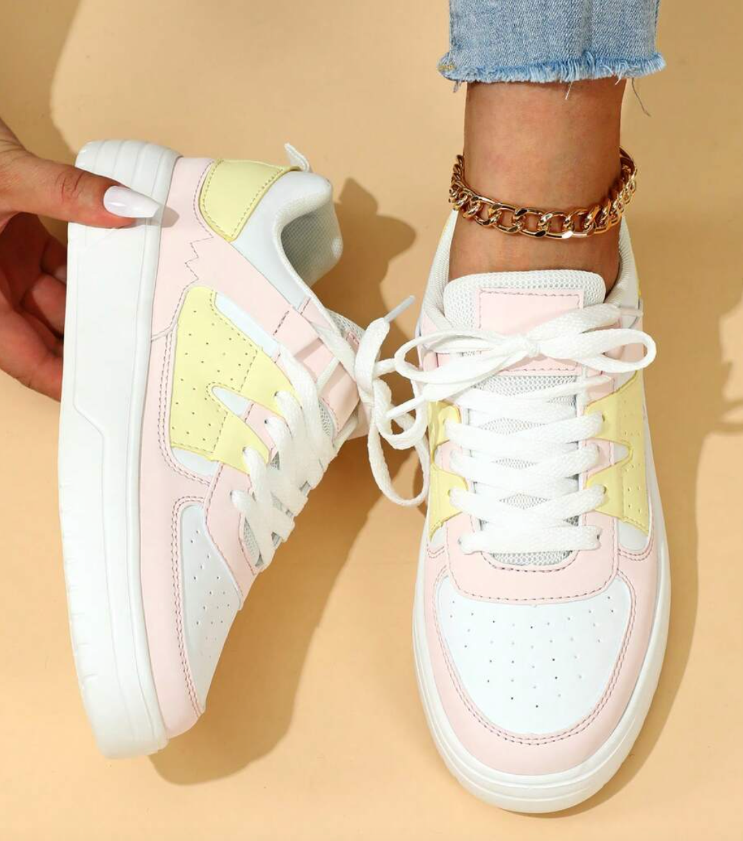 "Kleurrijke dames sneakers met wit, blauw, zwart en roze design, ademend materiaal en ergonomische pasvorm voor comfort."