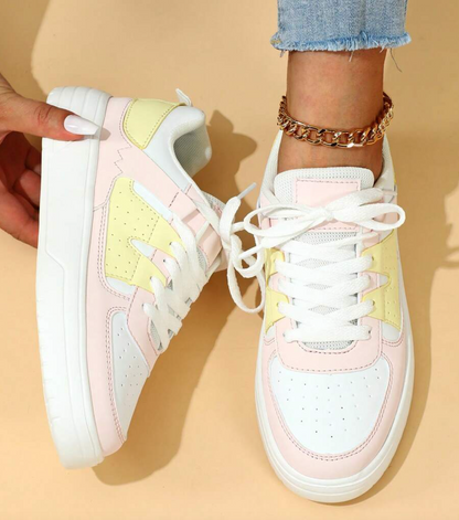 "Kleurrijke dames sneakers met wit, blauw, zwart en roze design, ademend materiaal en ergonomische pasvorm voor comfort."