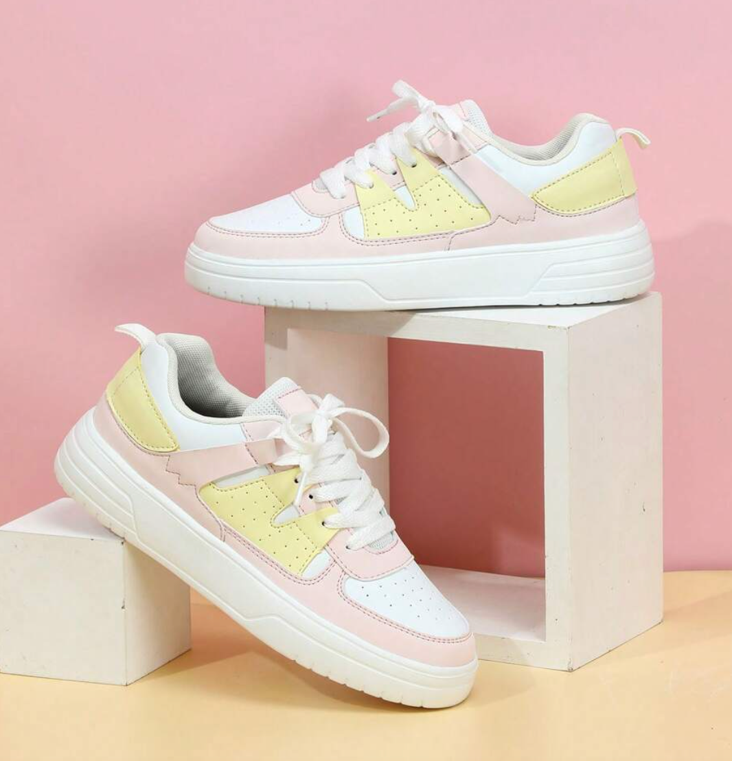 "Kleurrijke dames sneakers met wit, blauw, zwart en roze design, ademend materiaal en ergonomische pasvorm voor comfort."