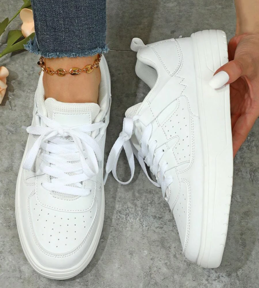 "Kleurrijke dames sneakers met wit, blauw, zwart en roze design, ademend materiaal en ergonomische pasvorm voor comfort."