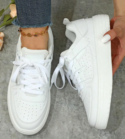 "Kleurrijke dames sneakers met wit, blauw, zwart en roze design, ademend materiaal en ergonomische pasvorm voor comfort."