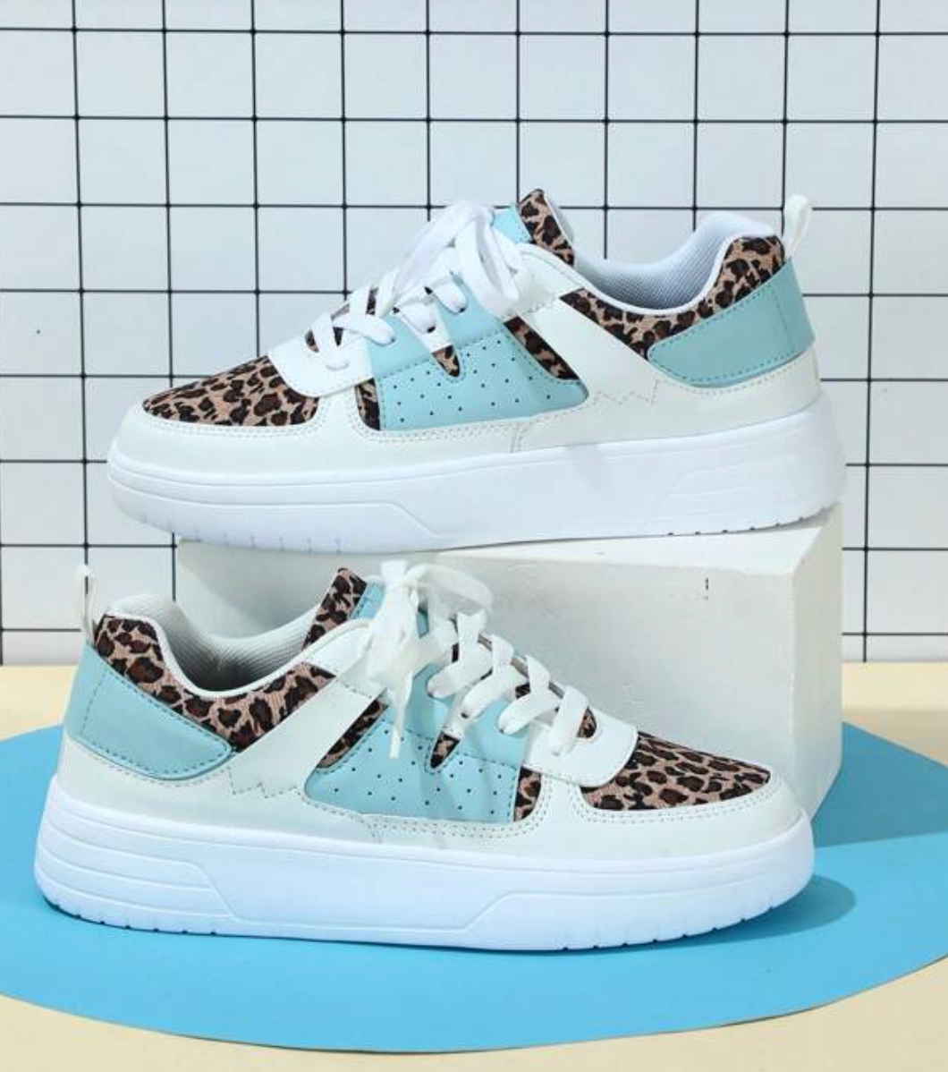 "Kleurrijke dames sneakers met wit, blauw, zwart en roze design, ademend materiaal en ergonomische pasvorm voor comfort."