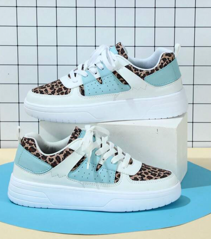 "Kleurrijke dames sneakers met wit, blauw, zwart en roze design, ademend materiaal en ergonomische pasvorm voor comfort."