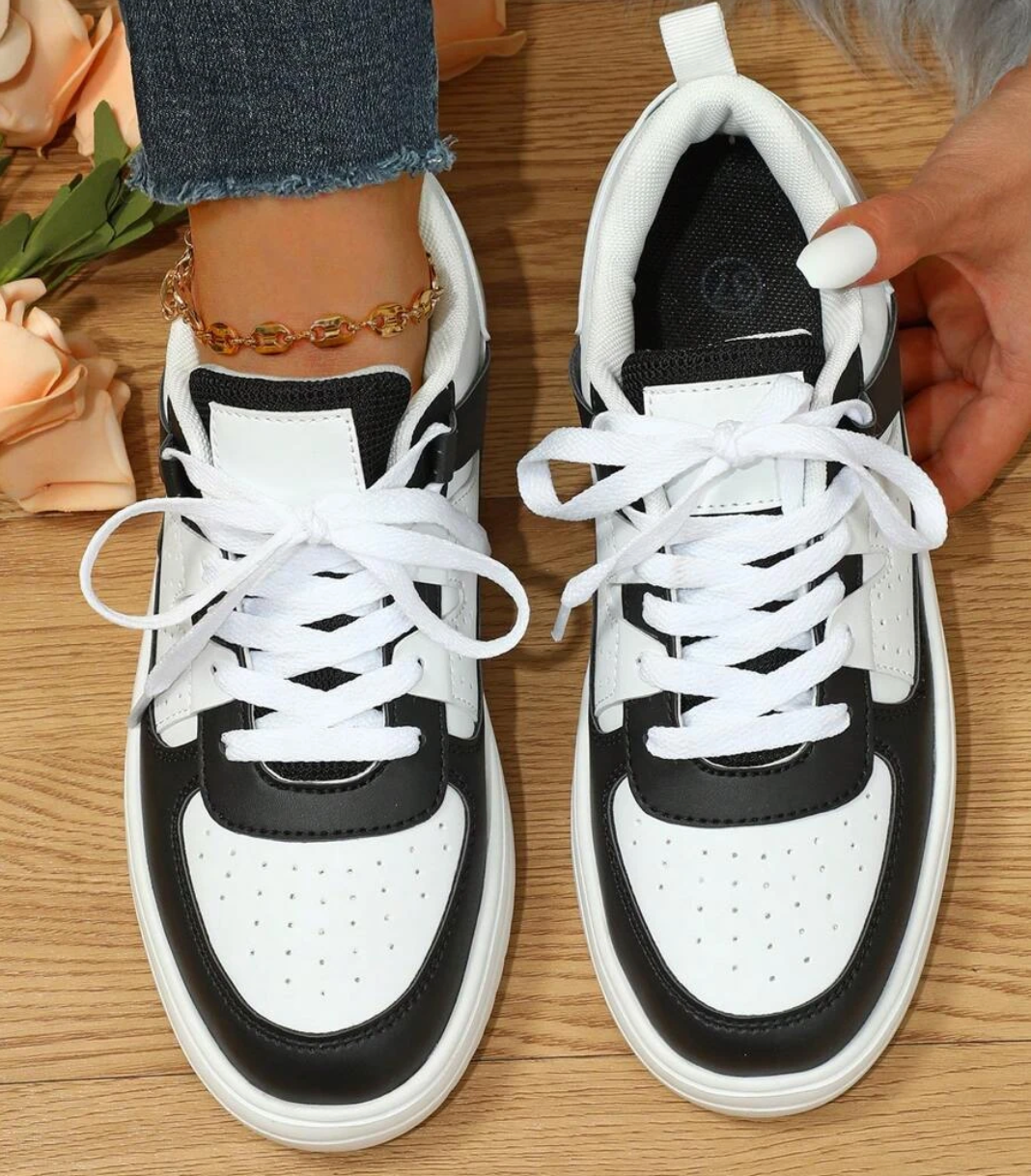 "Kleurrijke dames sneakers met wit, blauw, zwart en roze design, ademend materiaal en ergonomische pasvorm voor comfort."