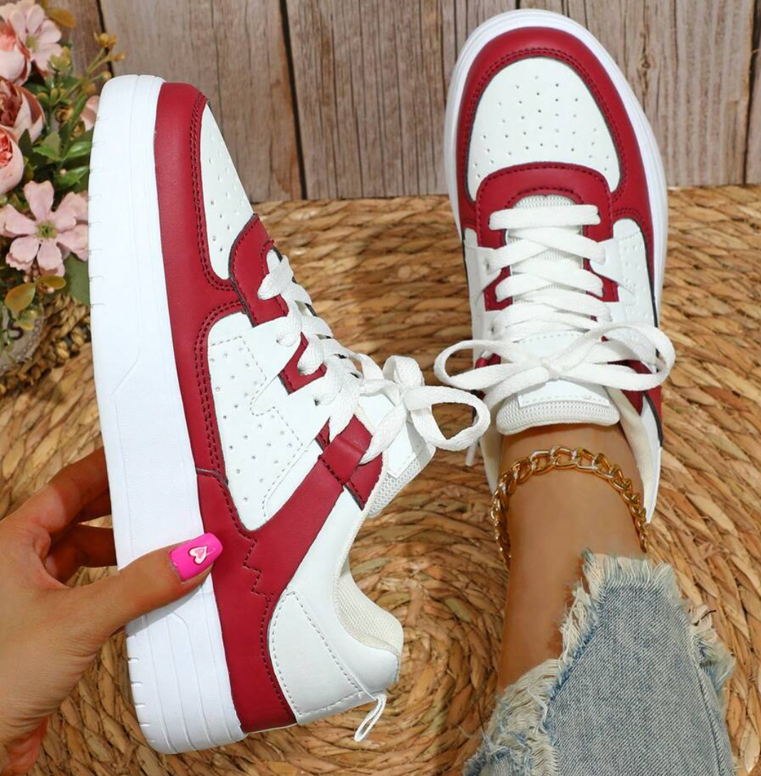 "Kleurrijke dames sneakers met wit, blauw, zwart en roze design, ademend materiaal en ergonomische pasvorm voor comfort."