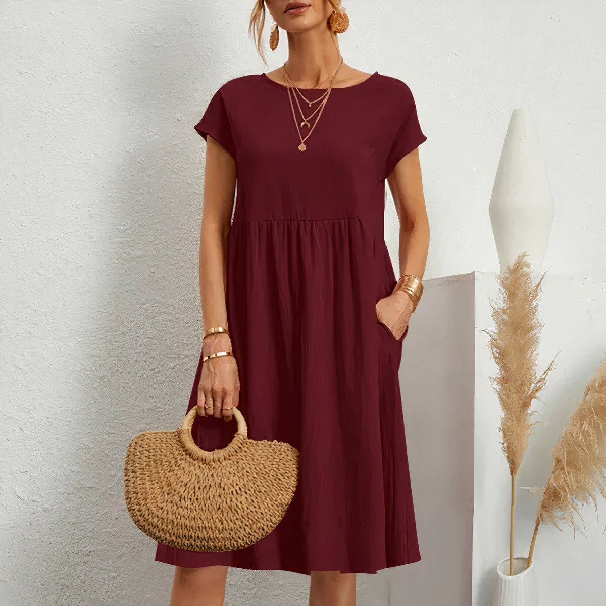 "Knielange zomerjurk met zakken, veelzijdige beige jurk voor dames, luchtige katoenen stof perfect voor zomerse dagen."