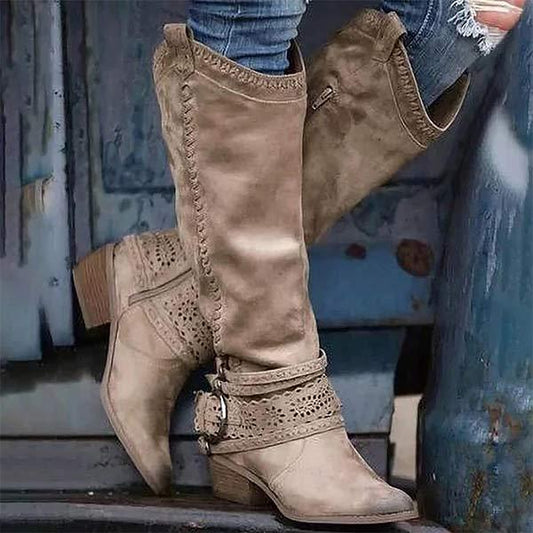 "Lang suède boho laarzen met gespsluitingen en subtiele stiksels, elegante bohemian dames schoenen in bruin."
