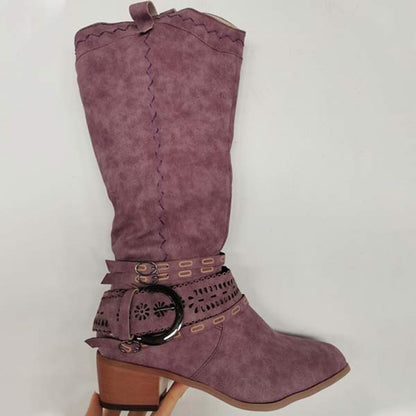 "Lang suède boho laarzen met gespsluitingen en subtiele stiksels, elegante bohemian dames schoenen in bruin."