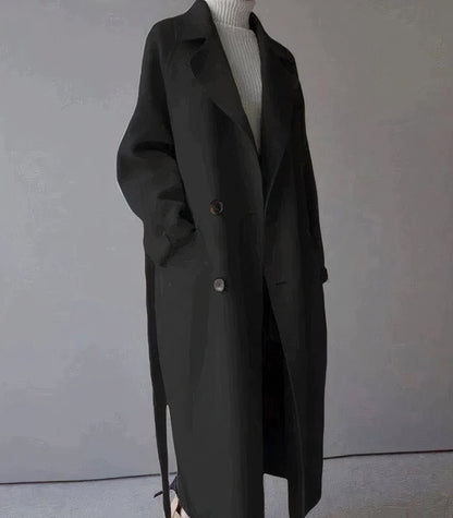 "Lange elegante wollen damesjas in het grijs, warmtehoudend en tijdloos, perfect voor stijlvolle winterlooks."