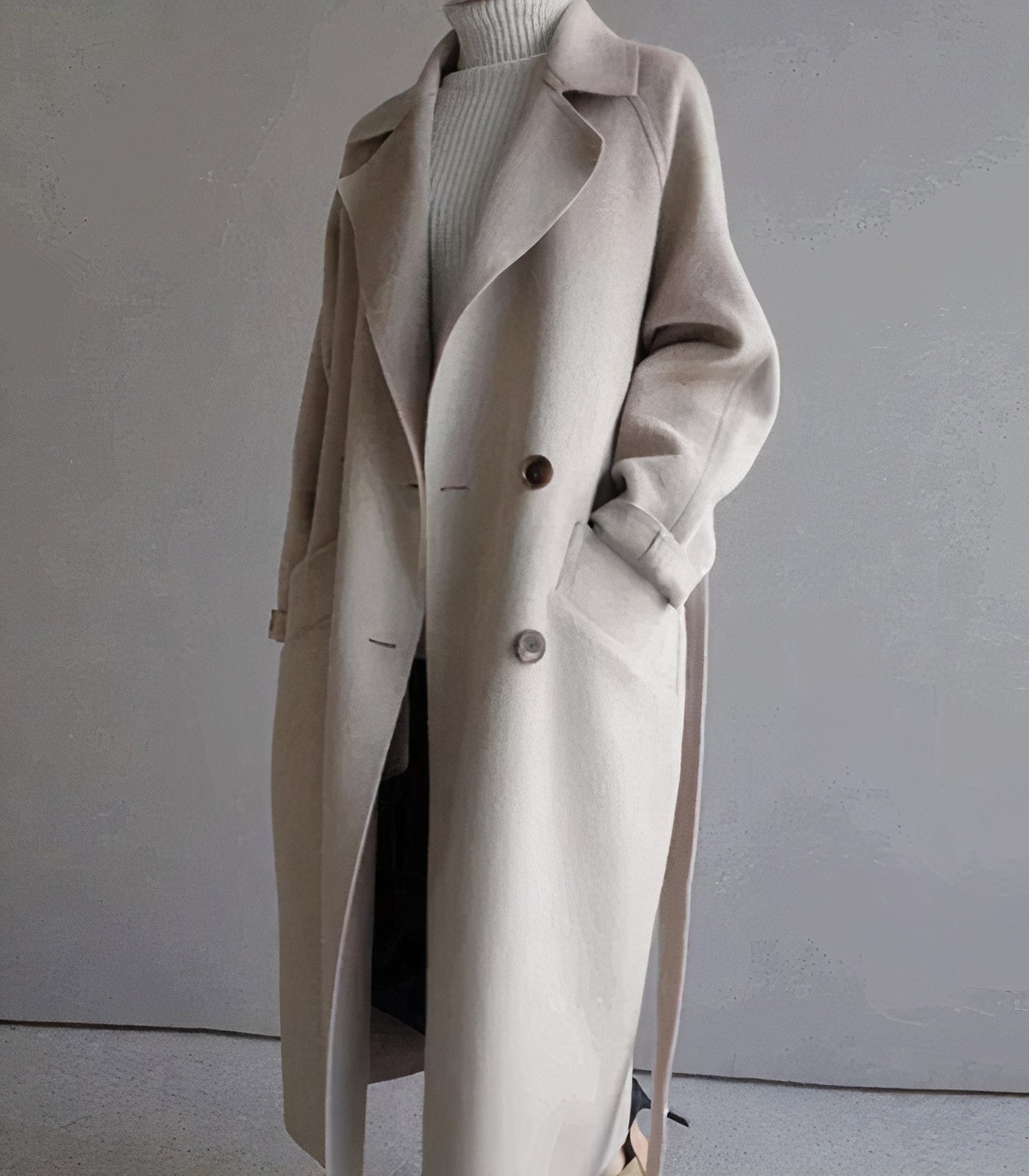 "Lange elegante wollen damesjas in het grijs, warmtehoudend en tijdloos, perfect voor stijlvolle winterlooks."