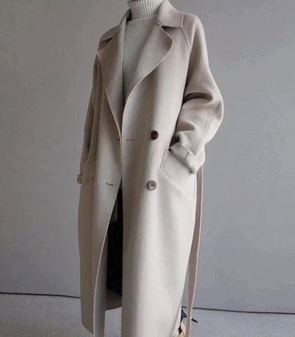 "Lange elegante wollen damesjas in het grijs, warmtehoudend en tijdloos, perfect voor stijlvolle winterlooks."