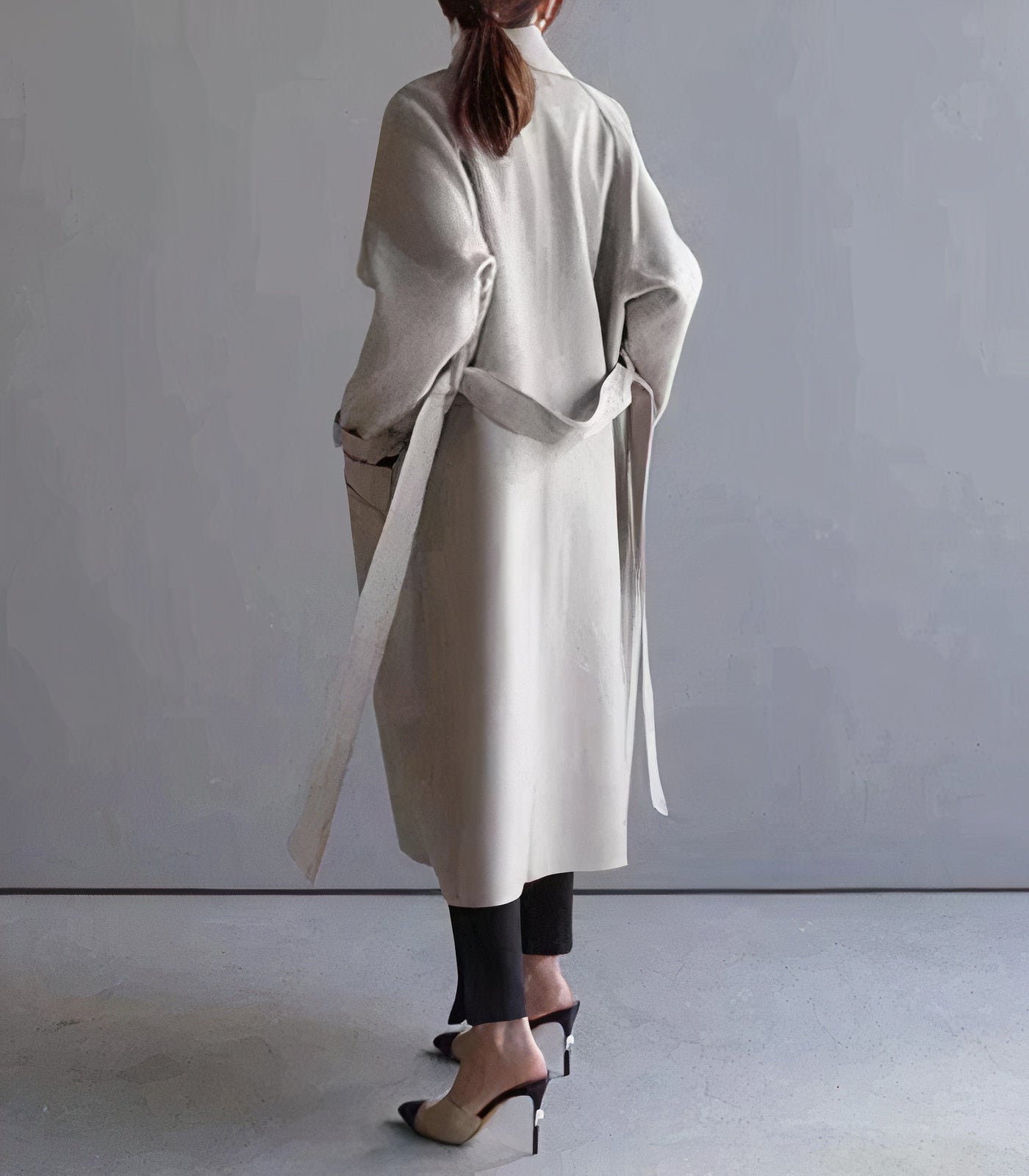 "Lange elegante wollen damesjas in het grijs, warmtehoudend en tijdloos, perfect voor stijlvolle winterlooks."